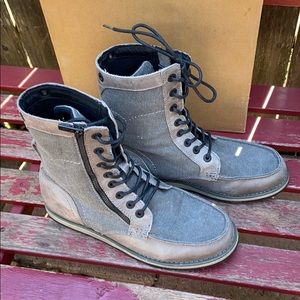 Men’s Levi’s canvas boots